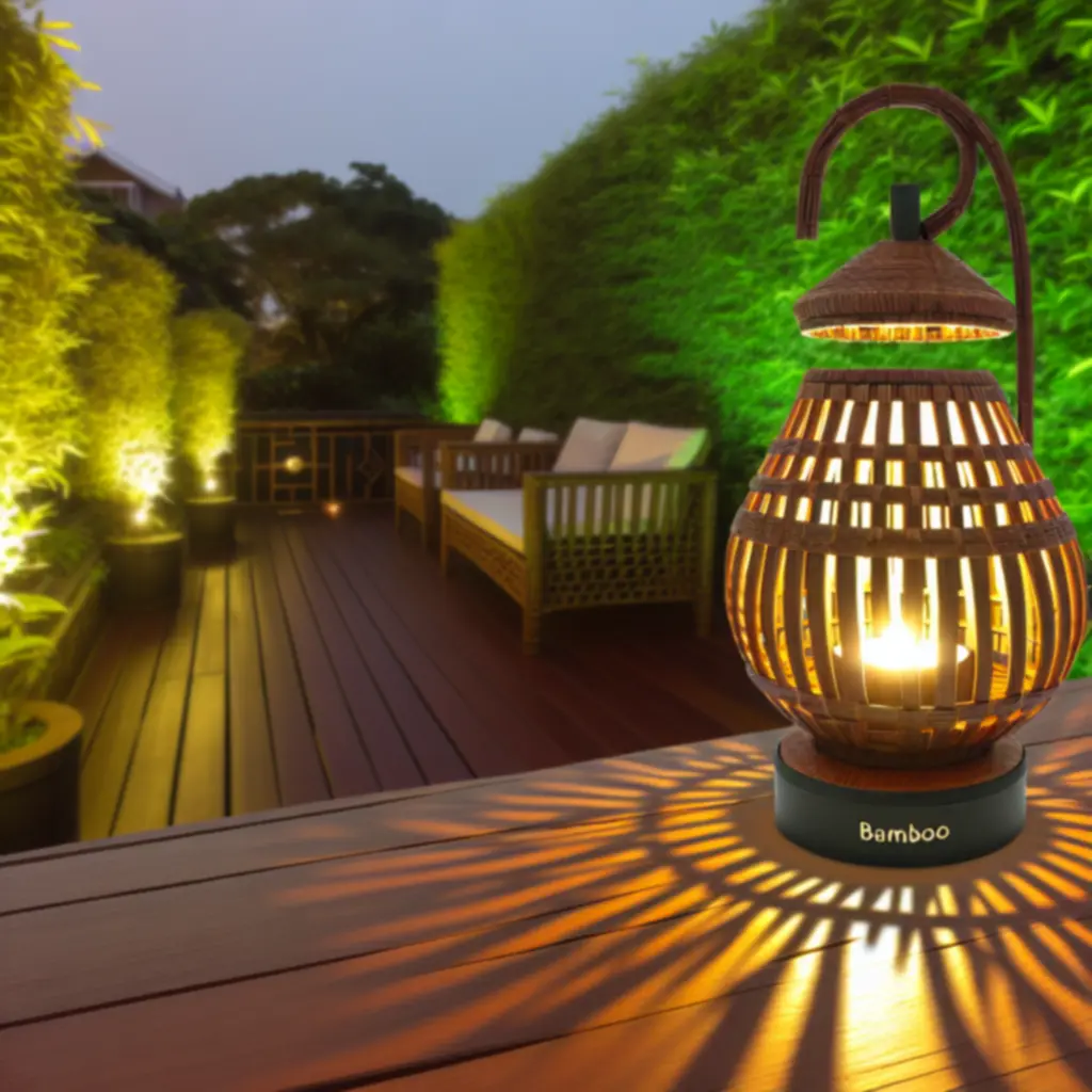 Latarnia ogrodowa Bamboo z plecionym kloszem na tarasie